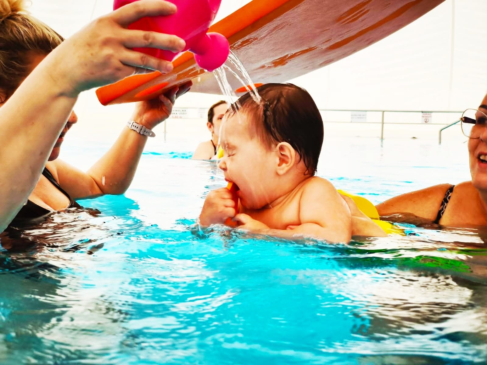 Dieťa počas prvých lekcií plávania